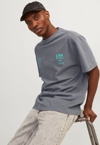 Jack & Jones PREMIUM JPRBLAHARVEY EUPHORIC TEE CREW NECK UNISEX - Potiskana majica - smoked pearl