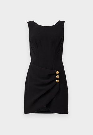 Robe noire sans manches avec un col rond, tissu drapé sur le côté et trois boutons décoratifs dorés à la taille.