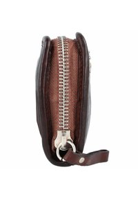Portafoglio in pelle marrone con rivestimento in tessuto marrone, chiusura con zip argentata e un bracciale in pelle con un anello di metallo attaccato.