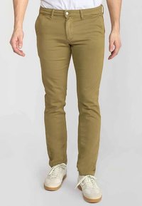 Slim-fit kaki broek gemaakt van een katoenmix. Heeft steekzakken aan de voorkant, lussen voor een riem en een ritssluiting met knoop.