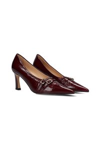 Bordeaux lakleren pumps met hoge hakken en spitse neuzen, voorzien van twee decoratieve gespen op de bovenkant en een slanke hak.