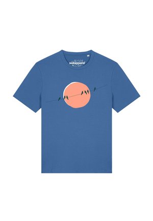 Blaues T-Shirt mit kurzen Ärmeln mit einer Grafik von fünf Vögeln, die auf einem Draht vor einem großen pfirsichfarbenen Kreis sitzen.