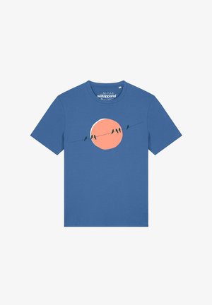 Blauw T-shirt met korte mouwen met een afbeelding van vijf vogels die op een draad zitten voor een grote perzikkleurige cirkel.