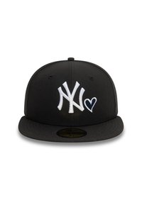 Czarna czapka snapback z białym haftowanym logo "NY" oraz detalem w kształcie serca. Tekstura materiału jest gładka; daszek jest płaski, a korona lekko zaokrąglona.
