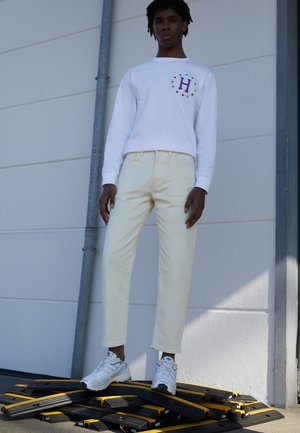 COSMOS PANT - Jeans a sigaretta - white