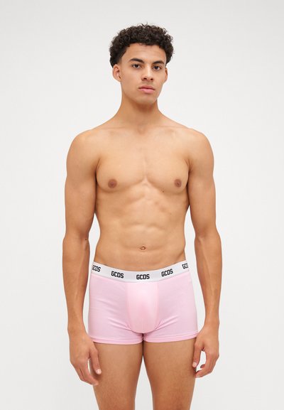 Boxer briefs in cotone elasticizzato rosa con cintura nera "GCDS", caratterizzati da una vestibilità aderente e un design minimalista.