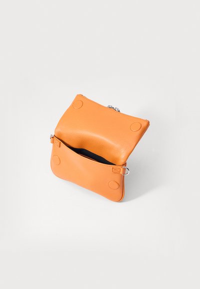 Borsa a tracolla in pelle arancione con zip sulla parte superiore, due tasche esterne e rivestimento interno nero. Presenta una superficie liscia e una forma arrotondata.
