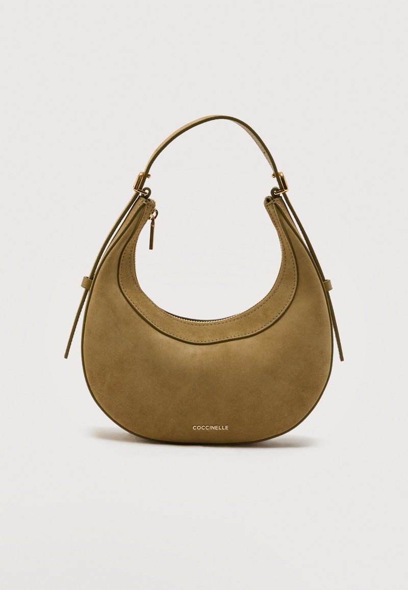 Τσάντα από γνήσιο σουέντ σε σχήμα ημισελήνου σε ελιά πράσινο, με μονο λουράκι, φερμουάρ και χρυσό λογότυπο της μάρκας «Coccinelle» στο μπροστινό μέρος.