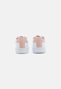 Armani Exchange Tenisky - optic white/rose