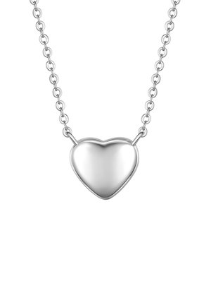 Collar de cadena plateada con un colgante en forma de corazón pulido y liso en el centro.