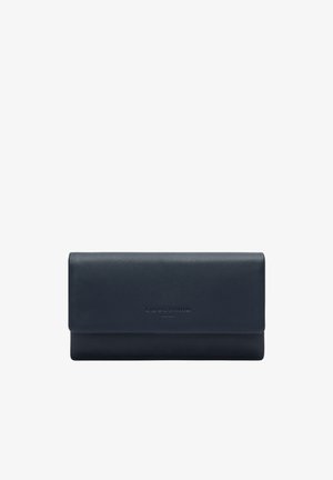 Granatowy skórzany portfel o gładkiej fakturze, prostokątnym kształcie i wytłoczonym logo z przodu. Posiada klapkę zamykającą i minimalistyczny design.