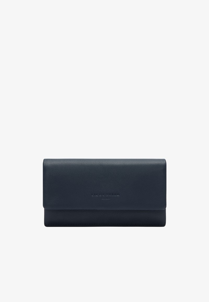 Granatowy skórzany portfel o gładkiej fakturze, prostokątnym kształcie i wytłoczonym logo z przodu. Posiada klapkę zamykającą i minimalistyczny design.