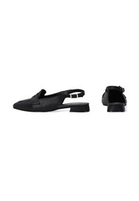 Czarne skórzane buty typu slingback z niskim obcasem bloczkowym i ozdobnym przodem firmy. Regulowany pasek na kostkę z metalowym zapięciem.