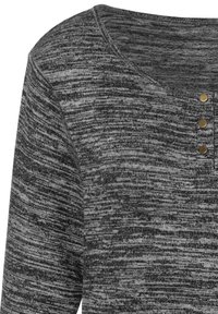 Grau meliertes Pulloveroberteil mit rundem Ausschnitt, drei dekorativen goldenen Knöpfen und einem strukturierten Stoffdesign.