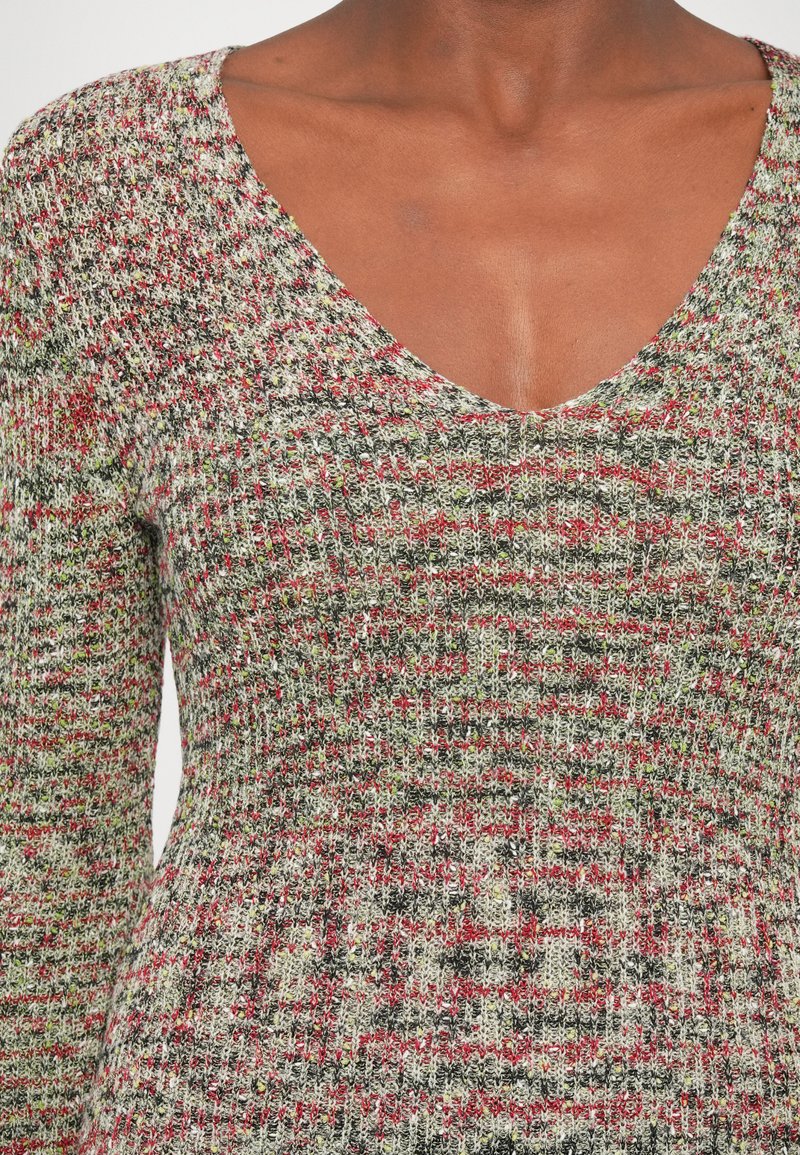 Strickpullover mit tiefem V-Ausschnitt, strukturiertem Muster in Rot-, Grün- und Schwarz-Tönen, tailliertem Design und gerippten Ärmeln.