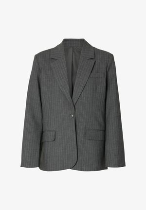 Sacou gri închis cu dungi fine, într-o singură nasture, cu revere decupate, două buzunare frontale cu clapetă și un buzunar la piept, prezentat pe fundal alb.