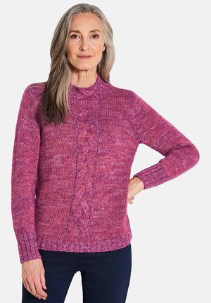 Maglione lavorato a maglia in rosa variegato con un motivo a trecce al centro. Presenta un collo alto e polsini a costine. Texture morbida.