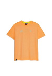 Camiseta corta de manga en color naranja, fabricada en un tejido suave, con un cuello redondo y detalles impresos sutiles en la parte frontal. Incluye una etiqueta de la marca.