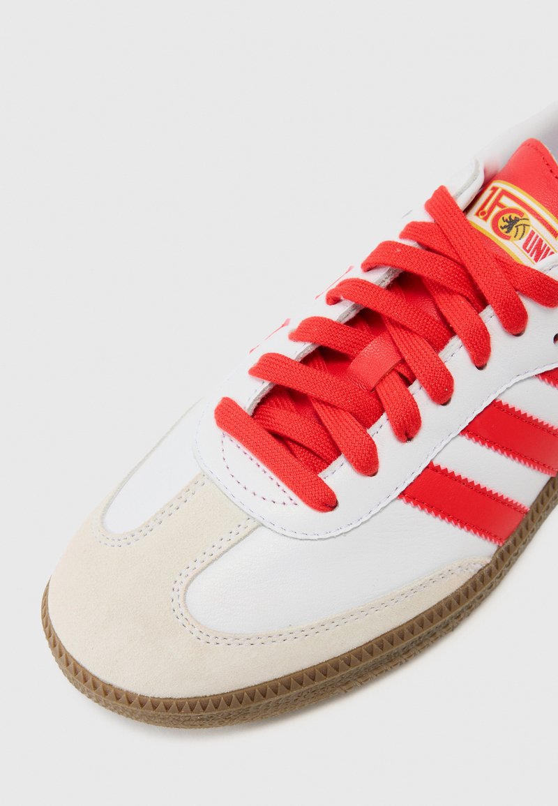 adidas Originals SAMBA LICENSED - Indoor football boots - white/vivid red/gum/white  - Zalando.co.uk