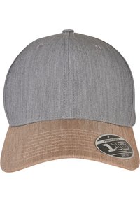 Hall-grey puuvillane müts beezist visoriga, millel on tekstureeritud kangas, õmmeldud detailid ja ringikujuline Flexfit 110 silt küljel.