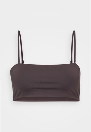 Top bandeau court marron avec des fines bretelles réglables, fabriqué à partir d'un matériau lisse et extensible, doté d'un design simple et sans couture.