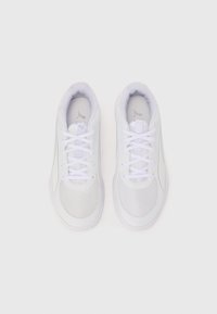 Baskets de sport blanches avec une tige en mesh, un design à lacets, un orteil arrondi et des accents texturés contrastés.