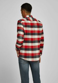 Rood en zwart geruit flanellen shirt met een button-down kraag, lange mouwen en zijzakken. De stof lijkt zacht en heeft een ontspannen pasvorm.