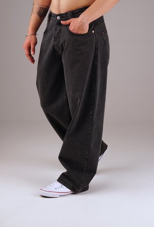 Lässig geschnittene schwarze Jeans aus Denim mit einem verwaschenen Aussehen, Fünf-Taschen-Design, Metallschließe und kontrastierenden Nähdetails.