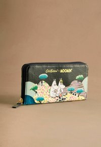 Peňaženka Cath Kidston x Moomin, so zipsom, čierna tkanina s mnohobarevnými postavičkami Moomin a kvetinovými vzormi, s zlatou šnúrou na zips.