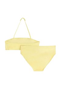 Keltainen kaksiosainen bikini-setti, jossa on säädettävä olkaimeton yläosa ja korkeavyötäröiset alaosat, sileä pinta, ei kuvioita.