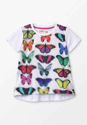 White short-sleeve t-shirt featuring a colorful butterfly print in various sizes and hues, with a round neckline and a relaxed fit.