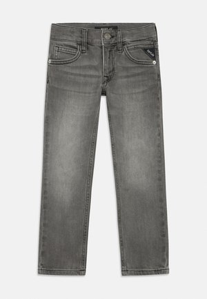 Hallid teksapüksid ees nupuga, luku, vööaasa ja viie taskuga, paremal taskul väike must logoga silt.