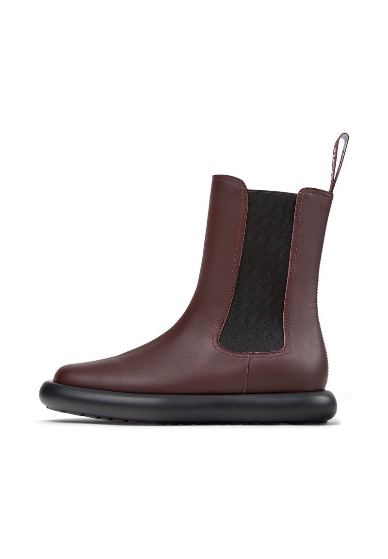 Bordeauxfarbene Lederstiefeletten mit schwarzem elastischem Seitenpaneel, runder Zehenform und schwarzer Gummisohle. Mit einem Zugband an der Rückseite.