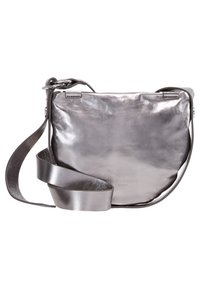 Käytävän hopeanvärinen nahkainen olkalaukku, jossa on tyylikäs, sileä pinta, säädettävä hihna ja huomaamaton logoetuosa.