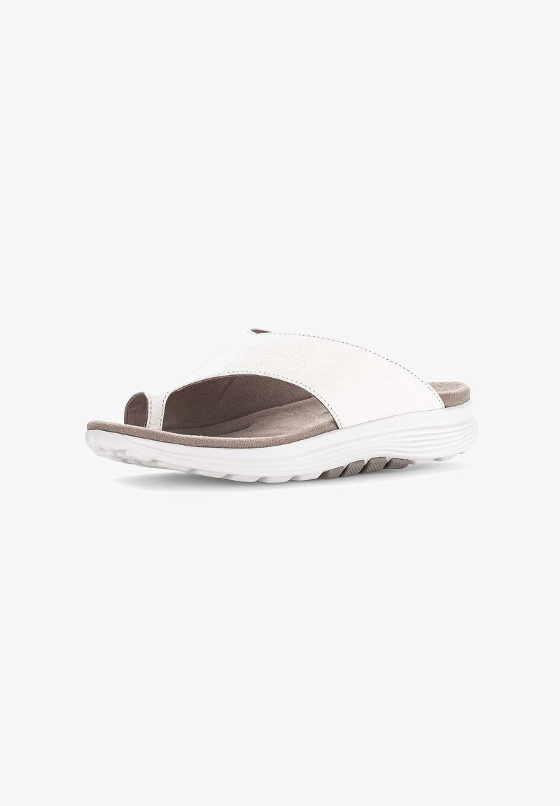 Sandale blanche à bout ouvert, mule avec semelle intérieure beige rembourrée et semelle épaisse blanche, vue en angle sur fond blanc.