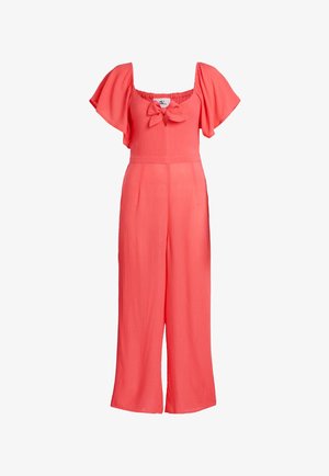 Mono de color coral con escote cuadrado, mangas cortas con vuelo, detalle de lazo en la parte delantera y pantalones de pierna ancha con una sutil textura.