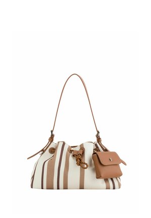 Bolso de rayas beige y blanco con cordón marrón trenzado, una sola correa para el hombro y una pequeña bolsa marrón adjunta.