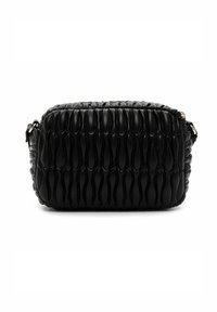 Schwarze, rechteckige Umhängetasche mit strukturiertem, vertikal gepolstertem Muster und verstellbarem Riemen mit Metallverschlüssen auf weißem Hintergrund.