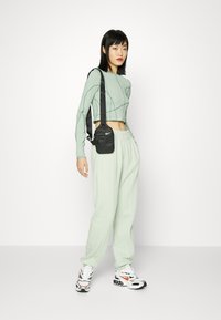 Nike Sportswear W NSW ESSNTL PANT FLC TREND - Calças de fato de treino - seafoam/black