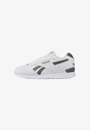 Zapatilla Reebok blanca y gris con cordones, logo de la marca en el lateral y en la lengüeta, y suela texturizada, mostrada de perfil sobre fondo blanco.