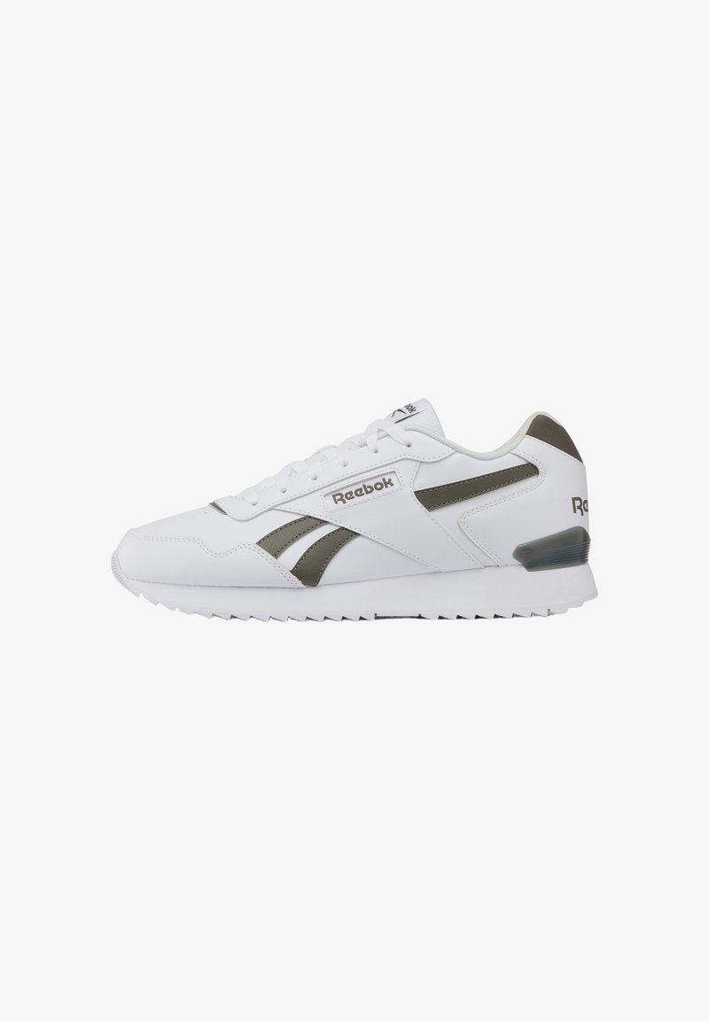 Baskets Reebok blanches et grises avec lacets, logo de la marque sur le côté et la languette, et semelle texturée, vues de côté sur fond blanc.