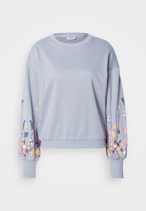 Bluză sport bleu deschis cu broderie florală pe mâneci, textură moale, manșete și tiv cu rețea, croială lejeră, decolteu rotund.