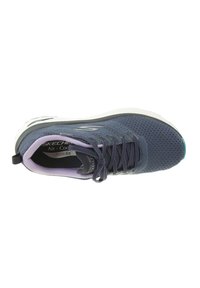 Skechers Arch Fit Sneaker mit einem atmungsaktiven Obermaterial aus navyfarbenem Mesh, lila Akzenten und einer gepolsterten weißen Sohle mit strukturiertem Profil.