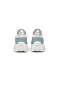 Hellblaue und weiße Sneaker mit einem strukturierten Leder-Obermaterial, glattem Fersenbereich und dicker weißer Sohle. Mit Branding an der Ferse.
