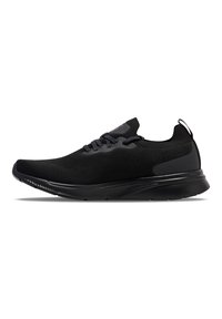 Zwarte sportschoenen met een ademende mesh bovenkant, ronde neus, textuuraccenten aan de zijkant en een gevoerde zool. Voorzien van zwarte veters en een trekband.