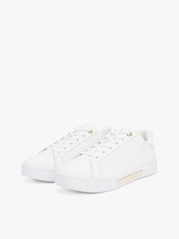 Adidași albi cu exterior din piele netedă, vârf rotund, design cu șireturi, detalii aurii pe ochiuri și o talpă albă texturată.