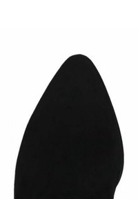 Scarpa nera in suede con punta a forbice, caratterizzata da una superficie liscia e un design elegante, ideale per occasioni formali o raffinate.