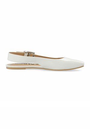 Chaussure plate blanche en cuir verni avec bride arrière, bout pointu et boucle réglable, semelle beige.