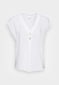 Witte blouse met een V-hals, korte kapmouwen en drie decoratieve knopen aan de voorkant. Gemaakt van een gladde, lichtgewicht stof.