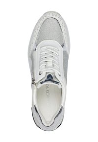 Sneaker bianco con glitter argento e accenti in pelle. Design con lacci e zip laterale, punta liscia e riflettente.
